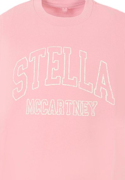 T-shirt en coton rose avec le texte "STELLA McCARTNEY" en lettres blanches, grasses et arquées sur le devant. Manches courtes, col rond.