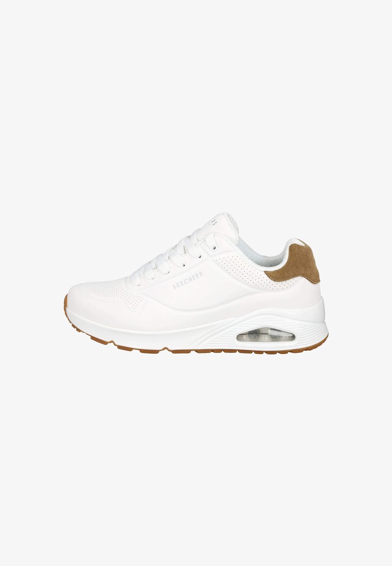 Zapatillas deportivas blancas con una parte superior sintética suave, acentos perforados, suela acolchada y una suela de goma. Presenta amortiguación de aire.