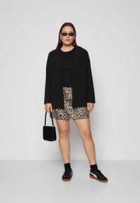 Vero Moda Curve VMWAVE BELT - Blazer - black