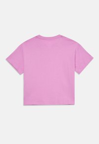 Μπλουζάκι με κοντό μανίκι και cropped σχέδιο σε απαλό ροζ βαμβάκι. Διαθέτει στρογγυλή λαιμόκοψη και καθαρή, απλή σχεδίαση στην πλάτη χωρίς γραφικά.