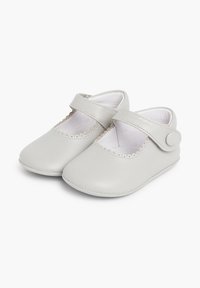 Zapatos Mary Jane de cuero gris con bordes ondulados y una correa de velcro; textura suave y punta redondeada; forro interior suave.