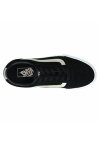 Zapatilla de ante negra con suela de goma blanca; presenta cordones negros y una franja lateral color crema. Logo de Vans visible en la plantilla.