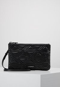 Černá embosovaná kožená clutch kabelka s geometrickým trojúhelníkovým vzorem a zápěstním popruhem, na přední straně s kovovým štítkem značky Emporio Armani.
