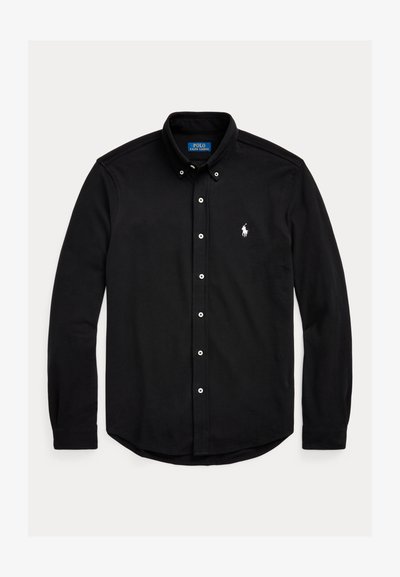 Juoda ilgomis rankovėmis marškiniai su sagutėmis, apykakle su sagutėmis ir baltu siuvinėtu Polo Ralph Lauren logotipu kairėje krūtinės pusėje.