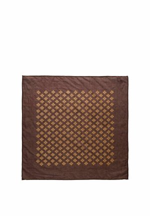 Ruskea neliön muotoinen kangas, jossa on keskellä ruudukkoon järjestetty symmetrinen kuvio pienistä keltaisista kukkakuvioista.