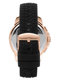 Orologio Maserati con cinturino in gomma nera con motivo battistrada, hardware in rosso oro e fondo cassa in vetro trasparente.