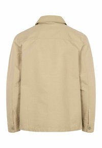 Krémová bavlněná košile s klopovým límcem, dlouhými rukávy a manžetami na knoflíky. Hladká textura s prošívanými detaily podél švů.