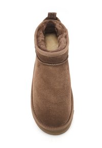 Hnědé semišové kotníkové boty s měkkou kožíškovou podšívkou, kulatou špičkou, prošívanými detaily a poutkem na zadní části pro snadné obouvání.