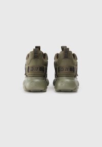Sneakers alto color verde oliva con una finitura liscia. Presentano una fascia con logo nera, dettagli testurizzati e una suola imbottita.