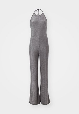 Häältnäppudega jumpsuit metallik hõbedases kangas, millel on pihtjas ülakeha ja laiendavad jalad, millel on sile tekstuur ja minimalistlik disain.