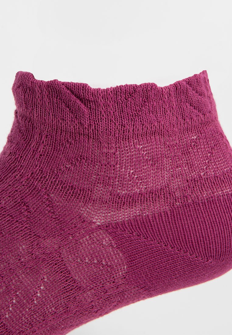 Fuksjowe skarpetki za kostkę z teksturowanym splotem, z prążkowanym ściągaczem i lekkim, oddychającym materiałem dla wygody.