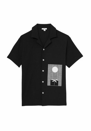 Cămașă neagră cu mânecă scurtă și guler, având o grafică albă a unui soare și a unei cutii de cadou pe partea stângă. Material texturat și închidere cu buton.