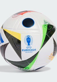 Biela futbalová lopta s viacfarebnými geometrickými vzormi, so zreteľnými čiernymi, zelenými, žltými a červenými akcentmi. Zobrazuje logo UEFA EURO 2024.