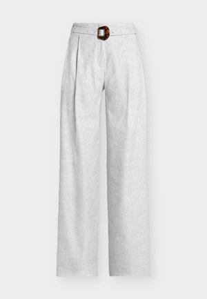 Hvite vide bukser med subtilt rutenettmønster og folder, med et belte med skilpaddeskallspenne i livet.