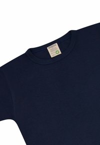 Marineblauwe katoenen t-shirt met korte mouwen, een ronde hals en een gladde textuur. Etiketdetails bevinden zich nabij de halslijn.