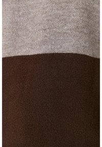 Maglione a maglia con sezione superiore color beige chiaro e sezione inferiore color marrone scuro, caratterizzato da una texture liscia e un design distintivo a blocchi di colore.
