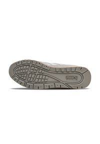 Suola di scarpe sportive grigio chiaro con un design a battistrada pattern, con il nome del marchio "Hummell" in rilievo sul lato.