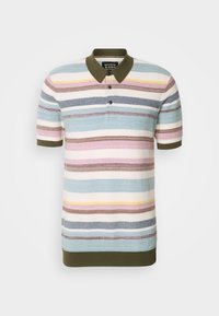 Polo en maille manches courtes avec col et poignets olive, rayures horizontales dans des tons pastel et couleurs neutres sur fond blanc.