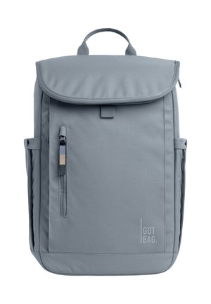 Sac à dos rectangulaire gris clair avec rabat supérieur, poche zippée verticale à l'avant, poches latérales et une boucle de poignée en haut.