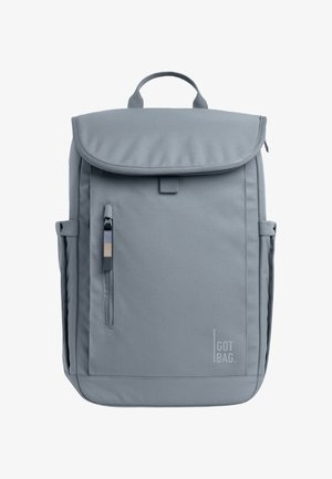 Sac à dos rectangulaire gris clair avec rabat supérieur, poche zippée verticale à l'avant, poches latérales et une boucle de poignée en haut.