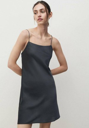 Mouwloze donkergrijze slipdress gemaakt van een gladde stof, met een eenvoudige silhouet en dunne spaghettibandjes.