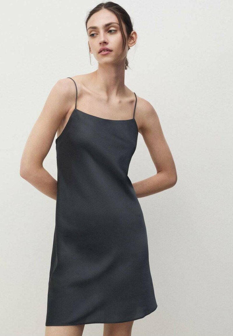 Mouwloze donkergrijze slipdress gemaakt van een gladde stof, met een eenvoudige silhouet en dunne spaghettibandjes.
