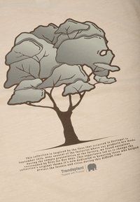 Béžová látka se stylizovaným designem stromu zobrazeným šedou barvou, s výraznými tvary listů a kmene a černými konturami. Text ve spodní části.