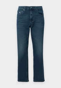 Jean en denim bleu foncé avec une coupe droite, un style à cinq poches, un léger délavage et des coutures visibles. Taille standard avec passants de ceinture.