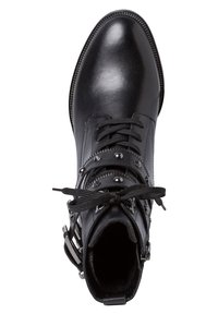 Botín de cuero negro hasta el tobillo con puntera redonda, cordones en la parte delantera y acentos de hardware plateado. Cuenta con tachuelas decorativas y una cremallera lateral.