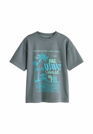 Szara koszulka z krótkim rękawem z turkusowym nadrukiem o tematyce surfingowej, przedstawiająca palmy, fale, deski surfingowe oraz tekst o wybrzeżu Malibu.
