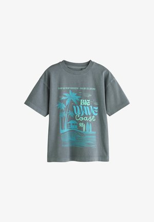 Grå T-shirt med korte ærmer med turkis surf-inspireret tryk med palmer, bølger, surfbrætter og tekst om Malibu-kysten.