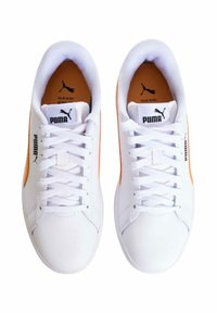 Sneaker bianche con accenti arancioni. Materiale sintetico liscio, punta tonda, lacci piatti e linguetta imbottita con logo Puma sulla linguetta e sul lato.