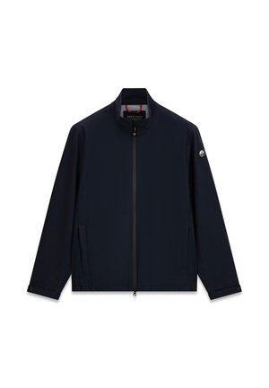 Granatowa kurtka na suwak z kołnierzem stójką, długimi rękawami, kieszeniami bocznymi i naszywką z logo na lewym rękawie.