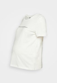 T-shirt de maternidade em algodão branco com mangas curtas, apresentando um decote arredondado e texto preto na frente que diz: "Não estou arrependida, simplesmente não estou preocupada com isso."