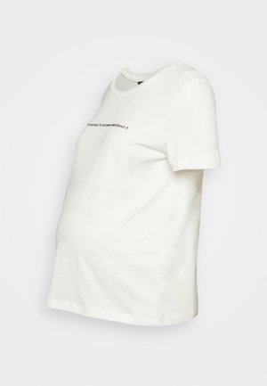 T-shirt de maternidade em algodão branco com mangas curtas, apresentando um decote arredondado e texto preto na frente que diz: "Não estou arrependida, simplesmente não estou preocupada com isso."