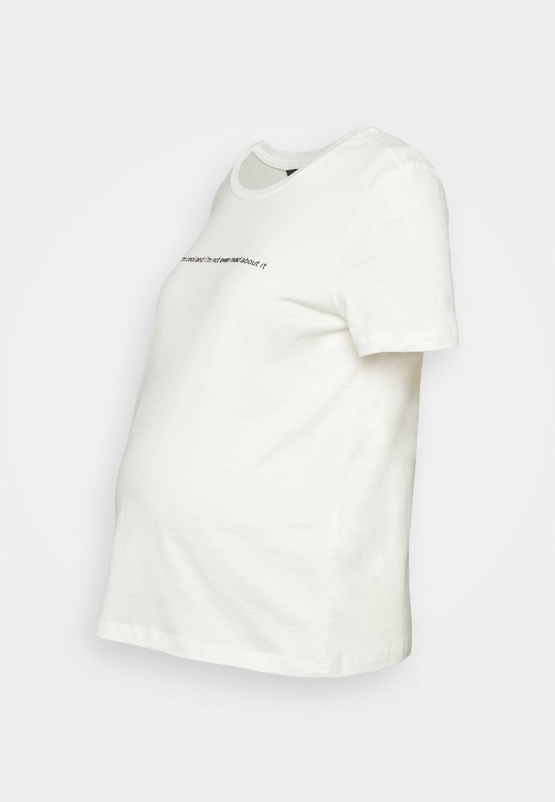T-shirt de maternidade em algodão branco com mangas curtas, apresentando um decote arredondado e texto preto na frente que diz: "Não estou arrependida, simplesmente não estou preocupada com isso."