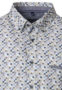 Een overhemd met knoopsluiting, voorzien van een geometrisch patroon van overlappende halve cirkels in tinten blauw, grijs en beige, met een licht verteerbare kraag en een borstzak.