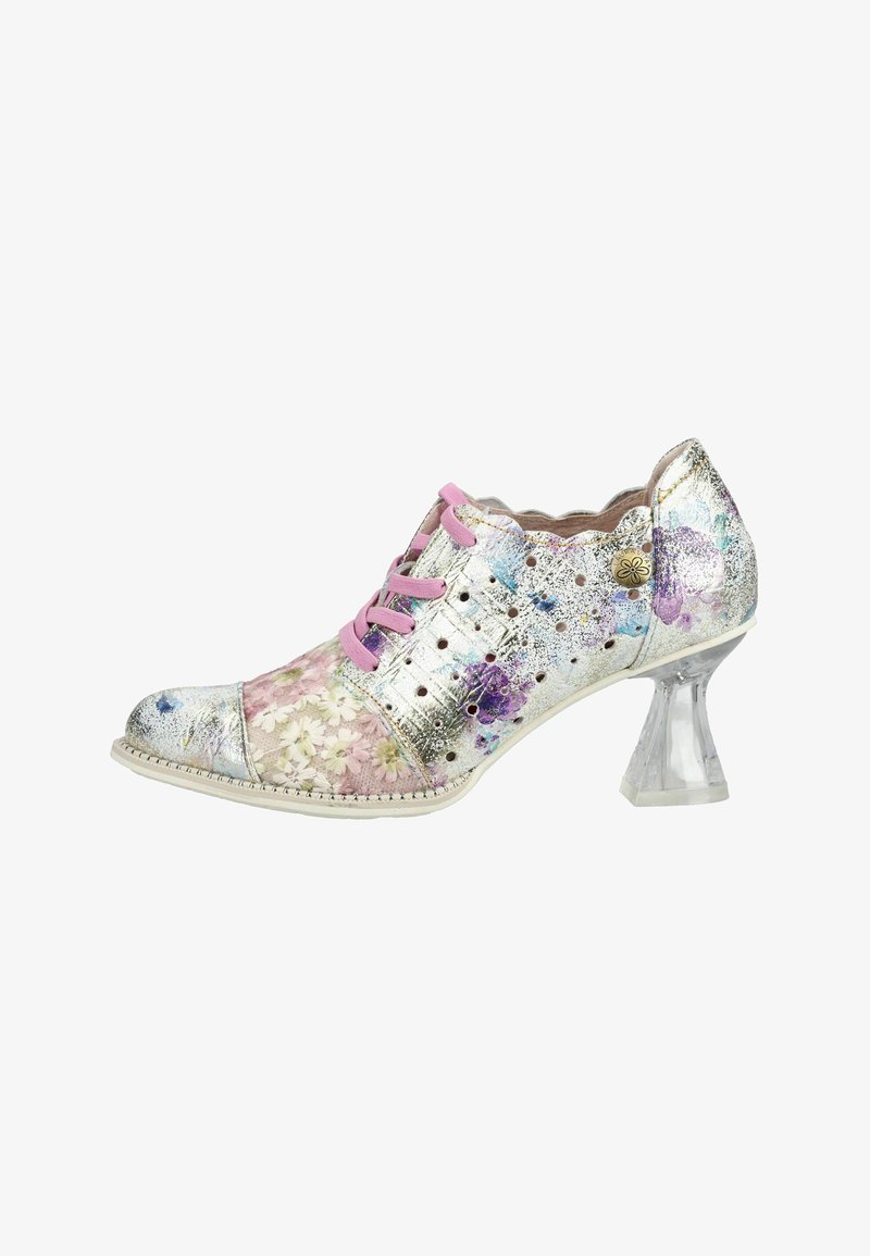 Chaussure à talon pour femme en argent avec motif floral, lacets roses, côtés perforés et talon épais transparent.