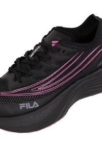 Zapatilla deportiva negra con parte superior texturizada, franjas de acento rosa y suela acolchada. Presenta un diseño con cordones y una silueta elegante y moderna.