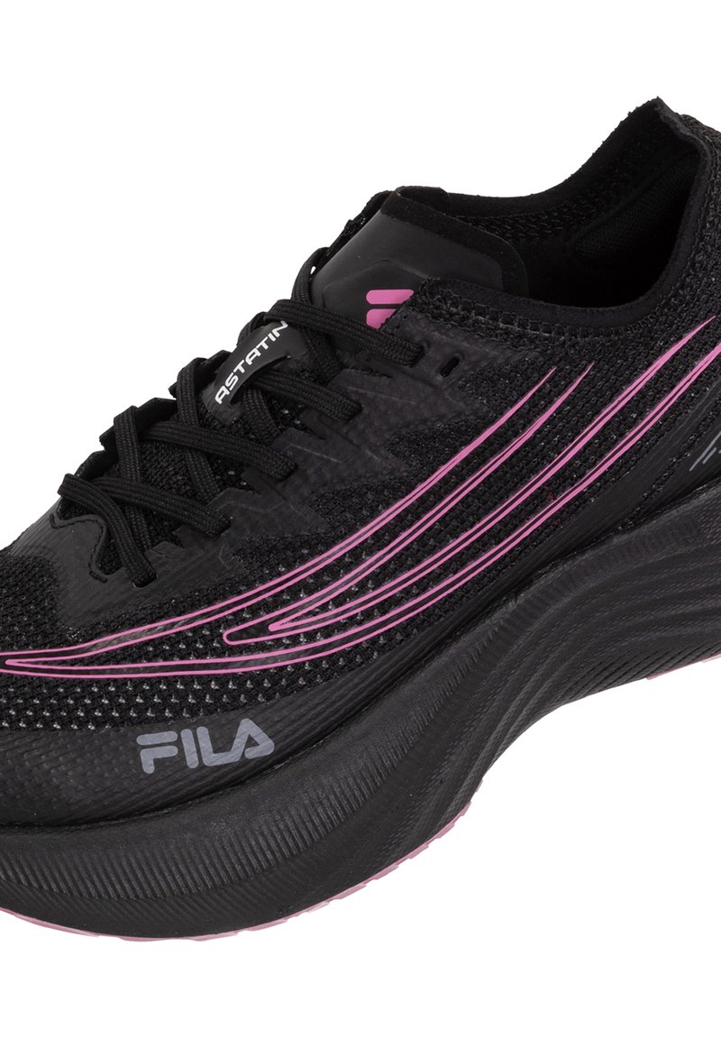 Zapatilla deportiva negra con parte superior texturizada, franjas de acento rosa y suela acolchada. Presenta un diseño con cordones y una silueta elegante y moderna.