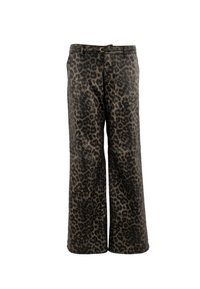 Pantalones de pierna ancha con estampado de leopardo en tonos oscuros y una textura suave, con trabillas para cinturón y cierre de botón en la cintura.