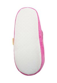 Chausson en peluche rose avec une semelle en caoutchouc blanc texturé, présentant une forme arrondie et un tissu doux, offrant confort et adhérence.