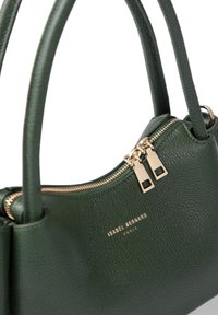 Groene leren handtas met twee afgeronde handvatten, gouden ritsluiting en subtiele korrelstructuur. Heeft een gegraveerd logo aan de voorkant.