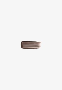 Étirement horizontal lisse de fond de teint marron foncé sur fond blanc montrant la texture et la finition.