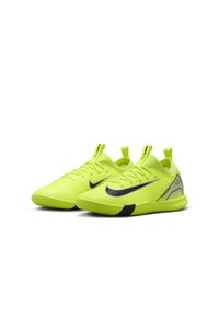 Zapatillas deportivas de color amarillo brillante con un upper texturizado, que presentan un logo de swoosh negro y un acento negro en la suela.