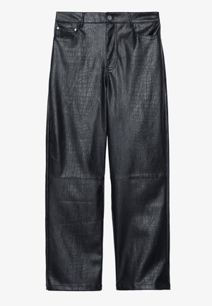 Czarne spodnie z eko skóry o fakturze krokodyla, proste szerokie nogawki, przód zapinany na guzik i kieszenie na białym tle.