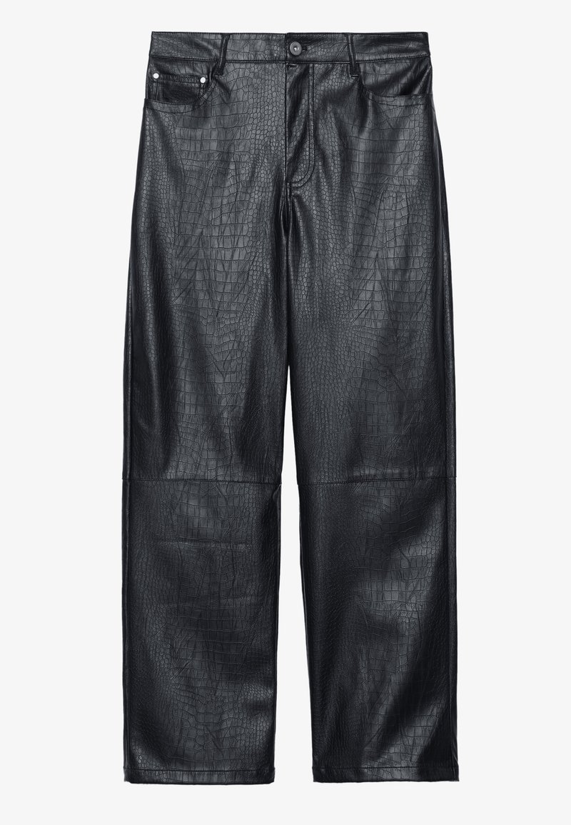 Pantalon noir en simili cuir à texture crocodile, jambes larges droites, bouton sur le devant et poches sur fond blanc.