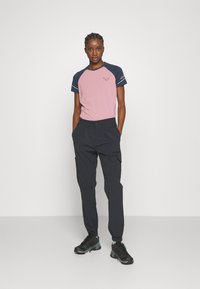 Dynafit ALPINE PRO TEE - T-skjorte til trening - mokarosa