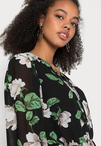 Object MILA V-NECK - Blusa - black