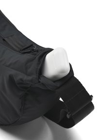 Schwarze strukturiert Tasche mit einem Reißverschluss, ausgestattet mit einem weißen Clip-Hybrid; verstellbarer Riemen für eine sichere Befestigung.